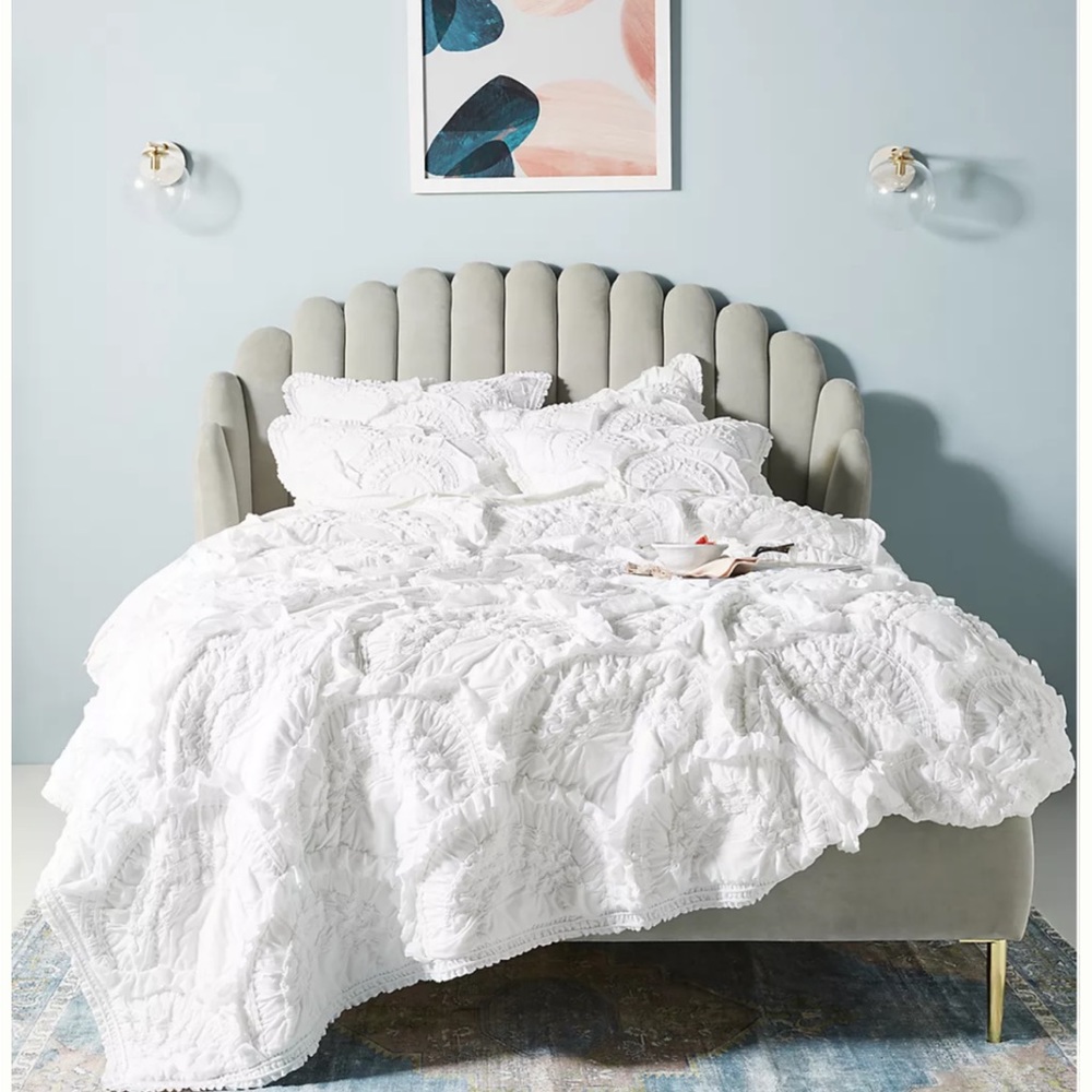 Anthropologie rivulets quilt king and 2 euro shams brand new never used -white